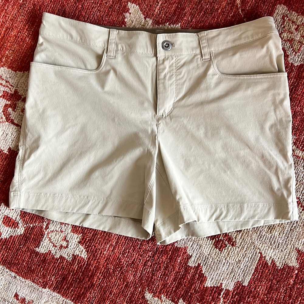 EUC Patagonia Quick dry khaki short